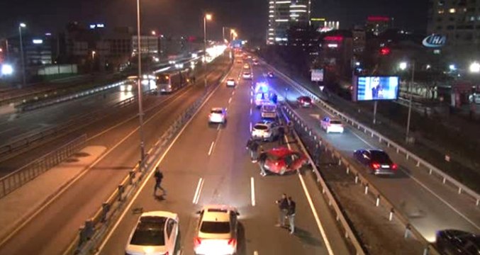 Mecidiyeköy Metrobüs Durağı Yakınında Zincirleme Kaza! Trafik Durma Noktasına Geldi