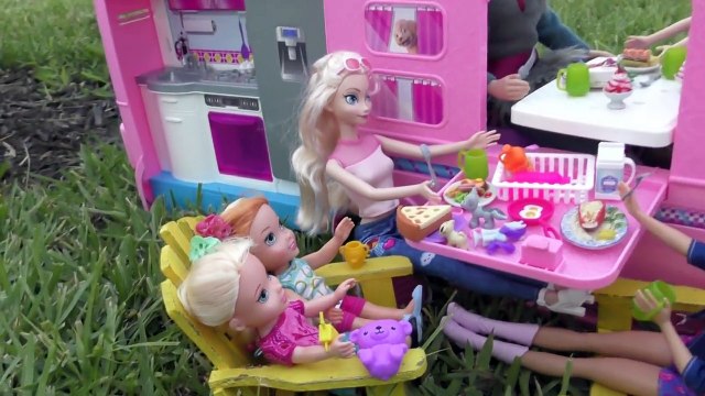 CAMPER ! Elsa & Anna toddlers go Camping with Barbie - Built-In pool play - ice trouble - Picnic