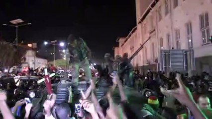 Celebran en Zimbabue renuncia de presidente Mugabe
