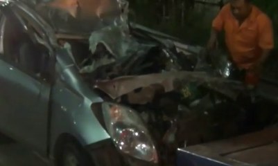 Sedan Ringsek Setelah Tabrak Truk Kontainer