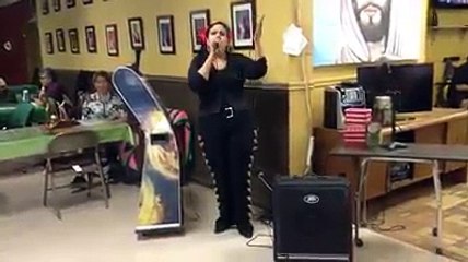 cantando en el karaoke en eagle pass tx ( willow creek )
