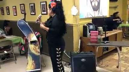 cantando en el karaoke en eagle pass tx ( willow creek )