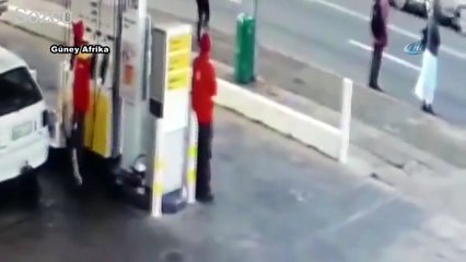 Otomobil benzinciye daldı: 1 yaralı