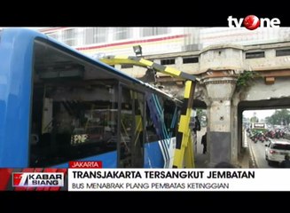 TransJakarta Nyangkut di Jembatan KA