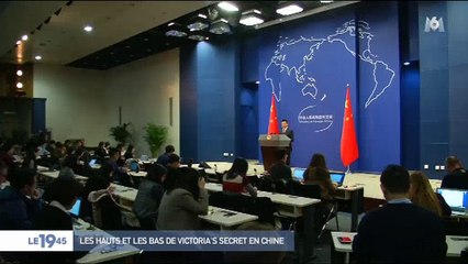 La terrible chute d'une mannequin Victoria's Secret en Chine pendant le défilé - Regardez