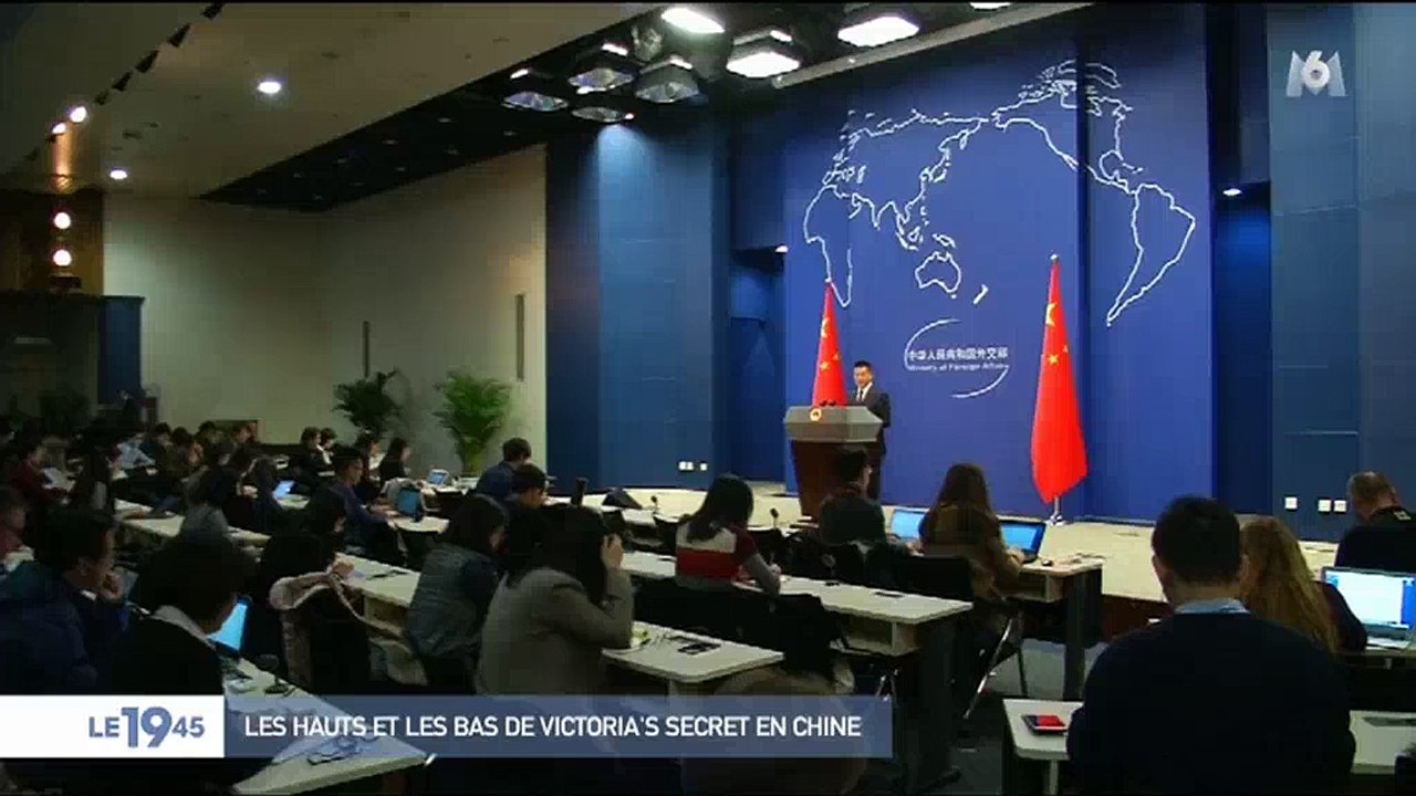 La terrible chute d'une mannequin Victoria's Secret en Chine pendant le défilé - Regardez
