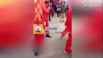 Cô gái hóa thân thành tân nương cổ đại rồi bất ngờ bị ngã ra khỏi kiệu hoa