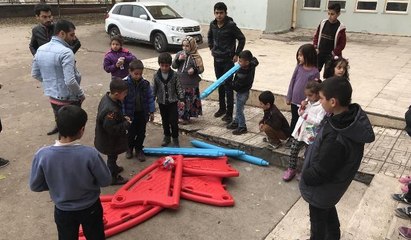 Şevket Çoruh'tan Sur'daki bir okula yardım