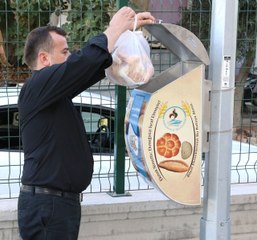 Bayat Ekmekler Çöpe Değil Sokak Hayvanlarına Gidiyor