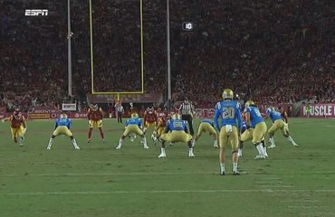 Un joueur de foot US fait semblant de rattraper le ballon