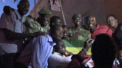Les Zimbabwéens fêtent le départ de Robert Mugabe au pouvoir depuis 37 ans