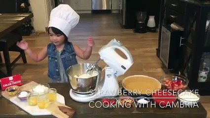 Adorable cette fillette fait de la cuisine comme les grands !