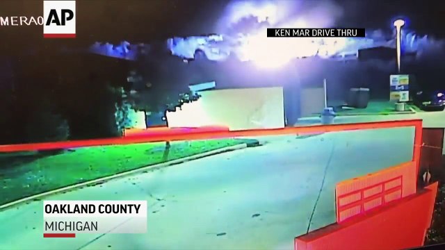 Cette énorme fuite de gaz crée une explosion à 10m de profondeur dans le sol !