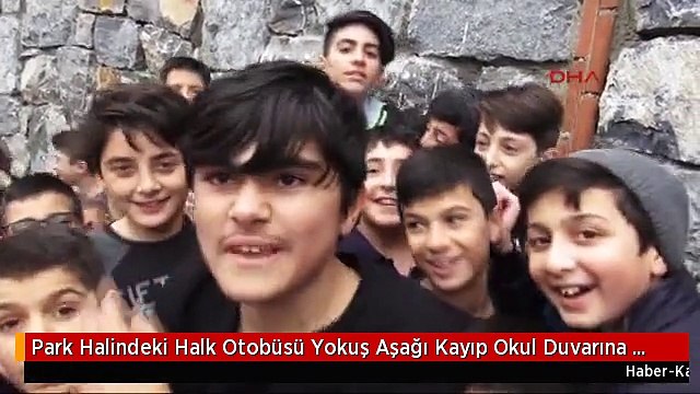Park Halindeki Halk Otobüsü Yokuş Aşağı Kayıp Okul Duvarına Çarptı