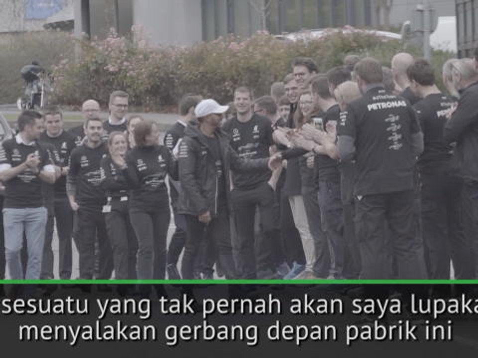 VIRAL: Formula 1: Emosionalnya Hamilton Ucapkan Terima Kasih Pada Staf Mercedes