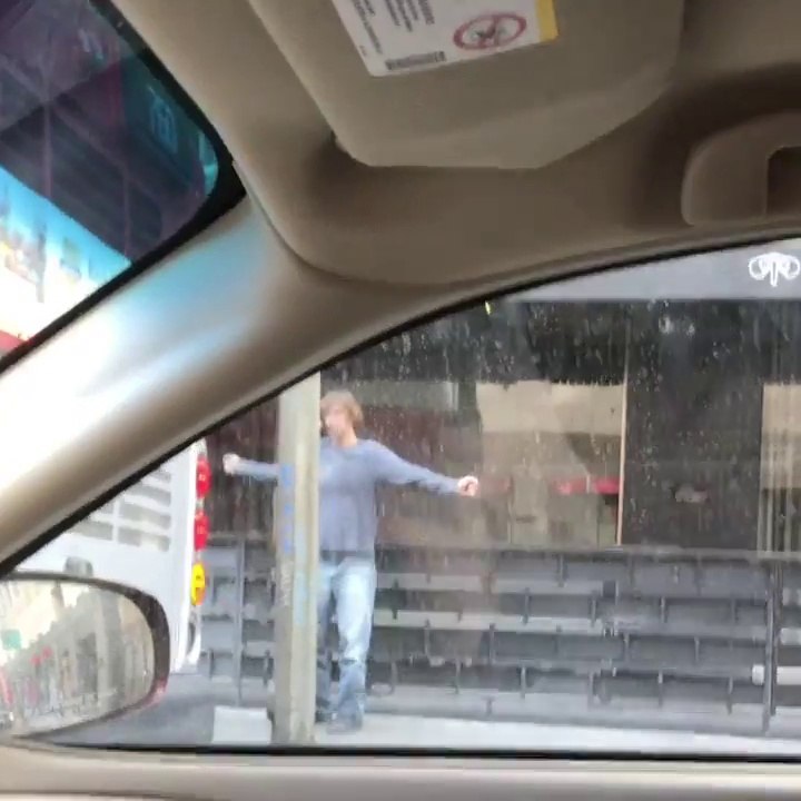 Ivre, il affronte un boxeur invisible et remporte le combat