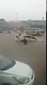 سعودی عرب کے شہر جدہ میں تیز بارشوں کی وجہ سے ہونے والی تباہی اور سیلابی صورتحال کی ویڈیو دیکھیں