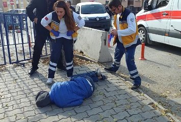 Karakol Bahçesinde 2 Kişiyi Silahla Yaralayan 13 Yaşındaki Çocuk Tutuklandı