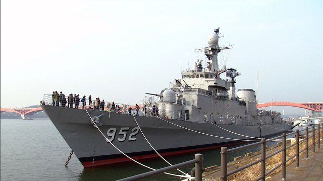 한강에 뜬 1,900톤급 전투함...서울함 공원 개장 / YTN