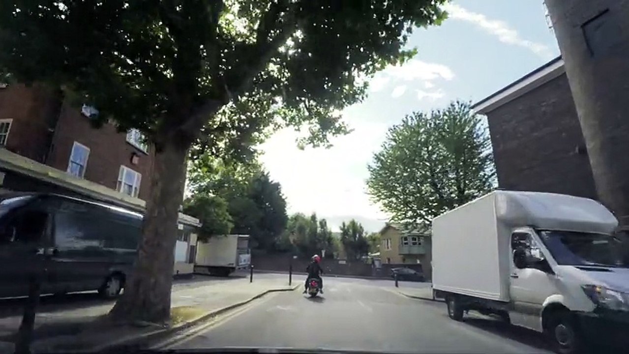 Voleurs à l'arraché en scooter vs Piéton