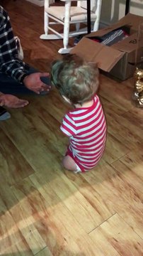 Ce bébé sans bras ni jambe marche pour la premiere fois... Emouvant