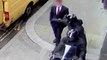 Un homme courageux fait tomber un voleur en scooter qui vient de braquer une femme... Héro du jour