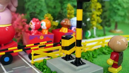 アンパンマン　おもちゃアニメ　【踏切　何が来るかな？】