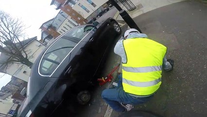 Un cycliste tombe sur un homme qui répare sa roue et qui s'emporte