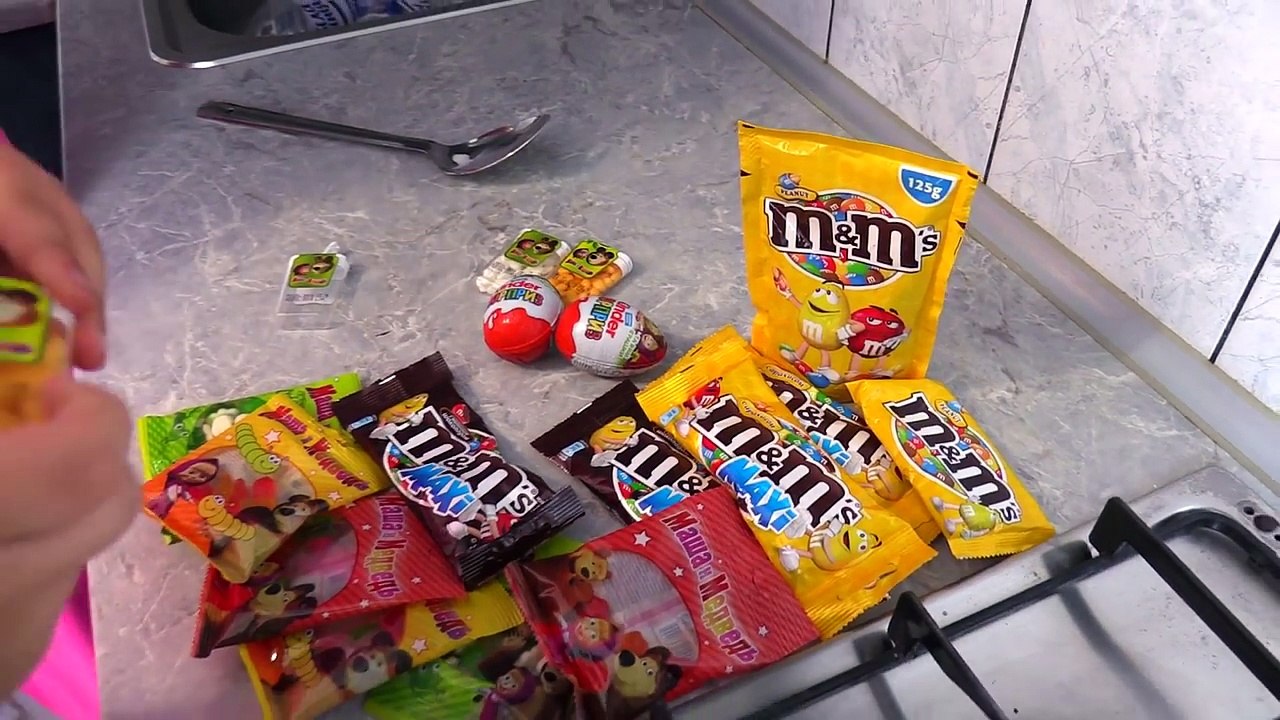 Маша и Медведь - Сладкая жизнь. ЧЕЛЛЕНДЖ Играем с Машей. Готовим кашу с M&MS и Киндеров.