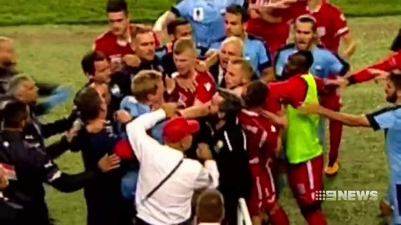 Un joueur australien pète les plombs et agresse un jeune ramasseur de balle en plein match !