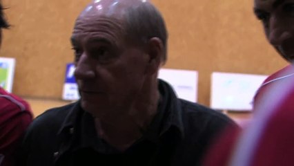 Michel Mellot surpris par la caméra de Maritima alors qu'il s'adresse aux joueurs