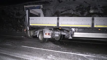 Kayalıklara Çarpan Tırın Sürücüsü Yaralandı