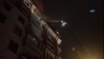 Başkent'te Korkutan Yangın... 5 Katlı Binanın Çatı Katı Alev Alev Yandı