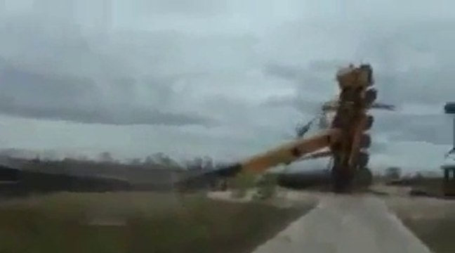 Terrible, une grue de 60m de haut s'effondre, poussée par de forts vents