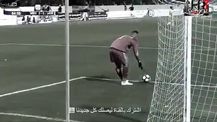 مشجع عراقي يخبل معلق قناة الكاس بالبوق  ( لقطة مضحكة جدا )