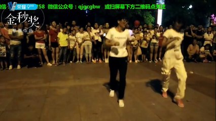 两美女搭档跳鬼步舞被千人围观，太空步跳的真溜真飘逸