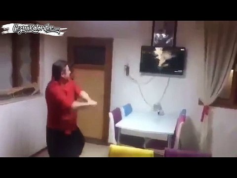 Diriliş Ertuğrul İzlerken Memleketi Adana'nın da Verdiği Yetkiye Dayanarak Coştukça Coşan Adam