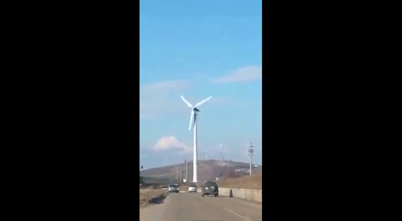 Une éolienne tourne beaucoup trop vite et explose.