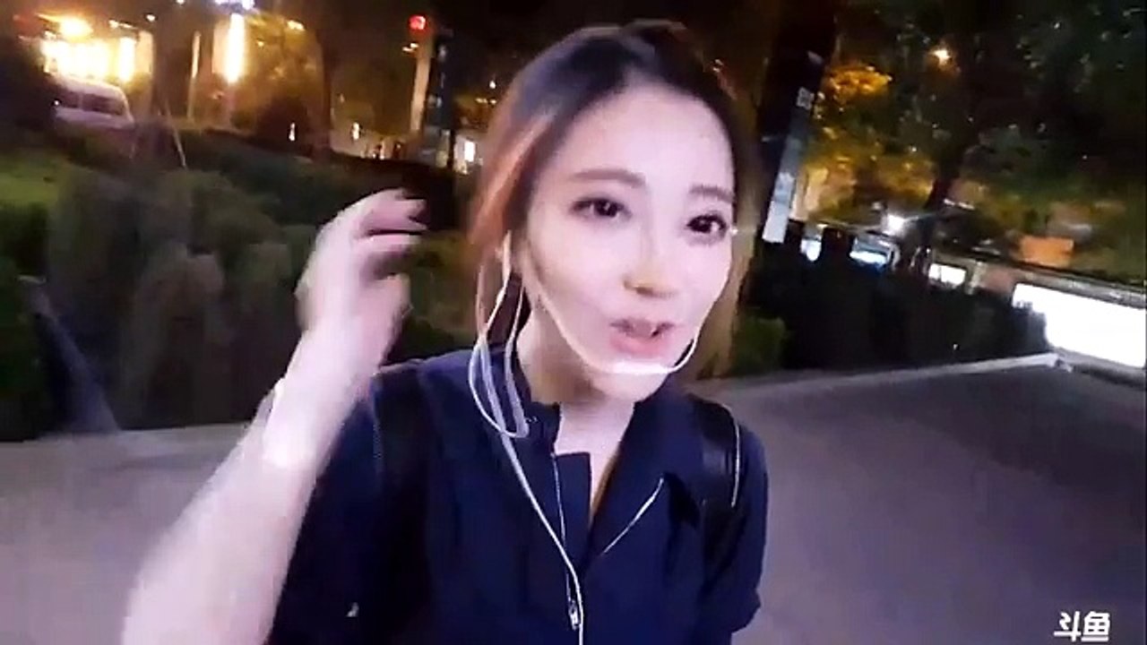 【原唱：周杰伦】活泼可爱的冯提莫在北京街头演唱《告白气球》，你有恋爱的感觉吗