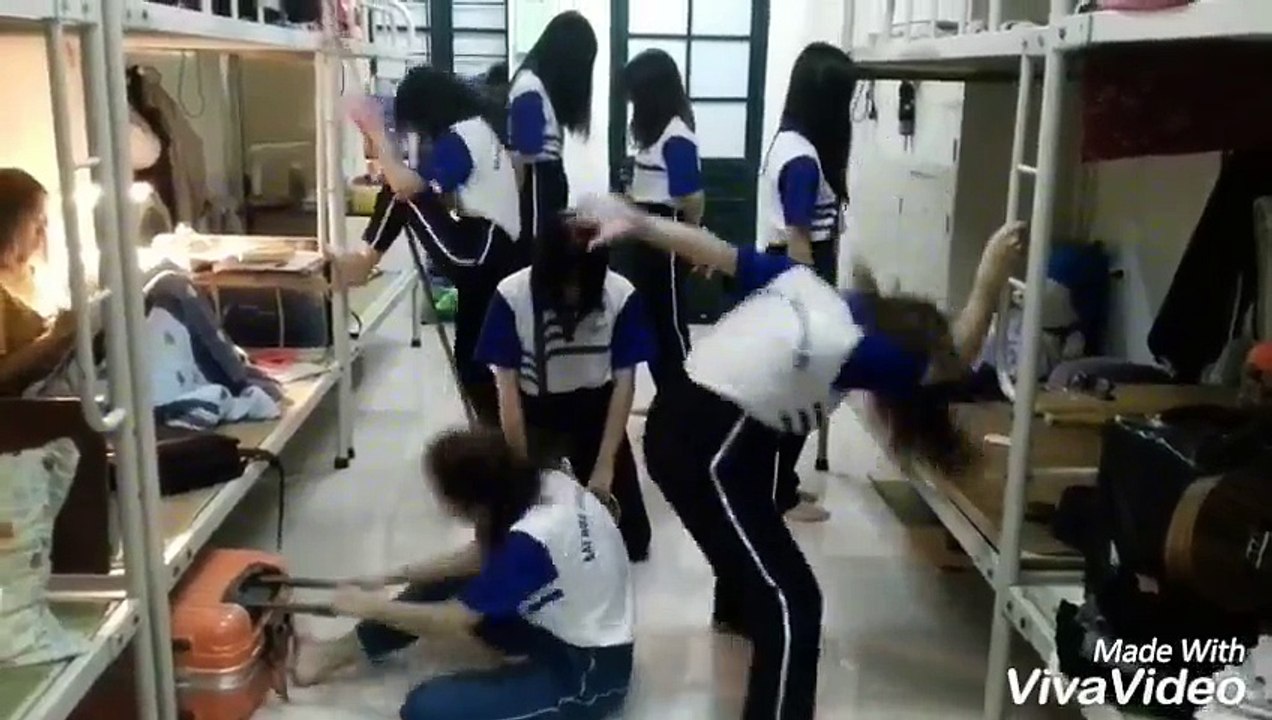 Nữ sinh quẩy tưng bừng trong ký túc xá khi qua môn giữa kỳ Thể dục