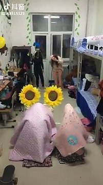 Nữ sinh hóa trang plant vs zombie trong ký túc xá