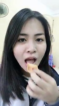 Cô gái có khả năng giật mắt trái khi đang nhai khiến cộng đồng mạng thích thú