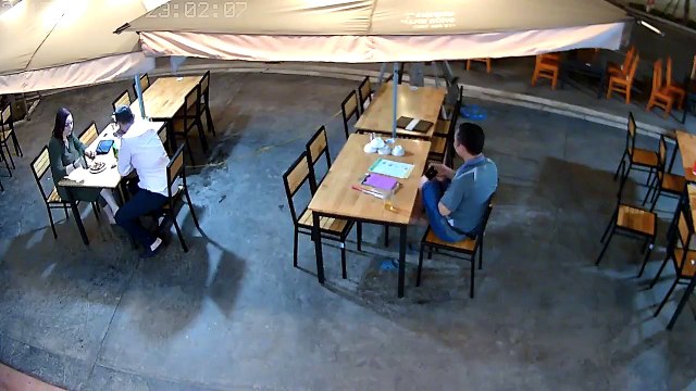 Khách nước ngoài ngỡ ngàng khi bị giật túi xách ngay trên bàn ăn