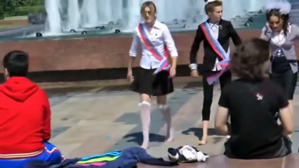 幽默! 开门见风, 裙子都快刮起来了