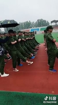 Đứng cầm ô che mưa cho người yêu trong lúc tập, chàng trai trở thành soái ca trong lòng mọi cô gái