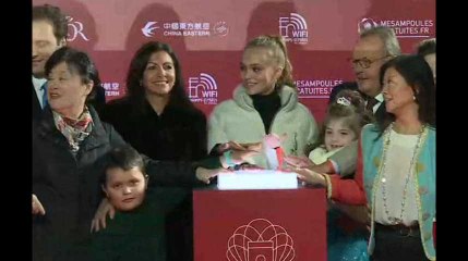 Hidalgo et Lily Rose Depp illuminent les Champs-Elysées, la cérémonie perturbée