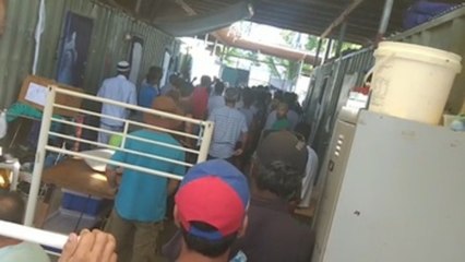 La Policía intenta desalojar un centro ocupado por inmigrantes en Manus