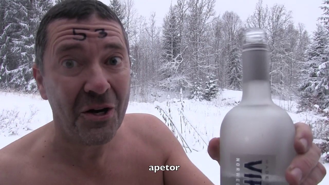 Ce norvégien fou fête ses 53 ans nu dans la neige !