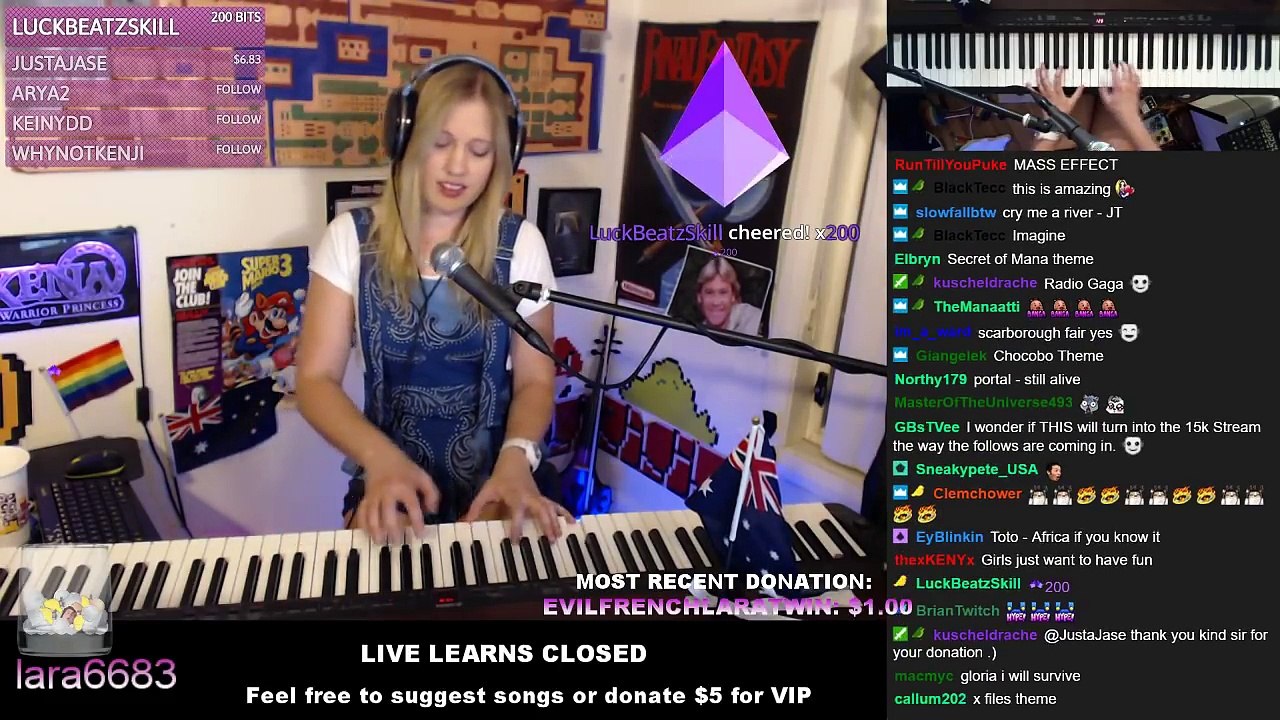 Elle joue 1h30 en direct sur internet toutes les chansons qu'on lui demande au piano !