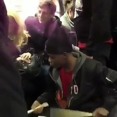 Il chante dans le métro avec une voix d'ange en jouant de la batterie !